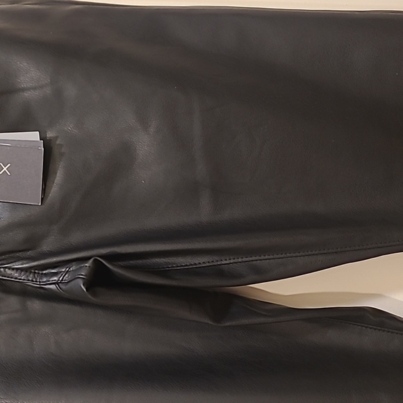 Nwt Tommy Hilfiger faux flex leather. - Picture 3 of 8